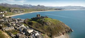 Sightseeing and Places to eat in Bala - Criccieth showing the castle